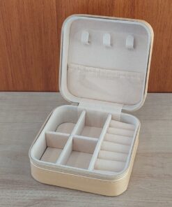 ESTUCHE ALHAJERO DE CUERINA CON CIERRE COLOR DORADO. MEDIDAS 9.5 X 9.5 CM