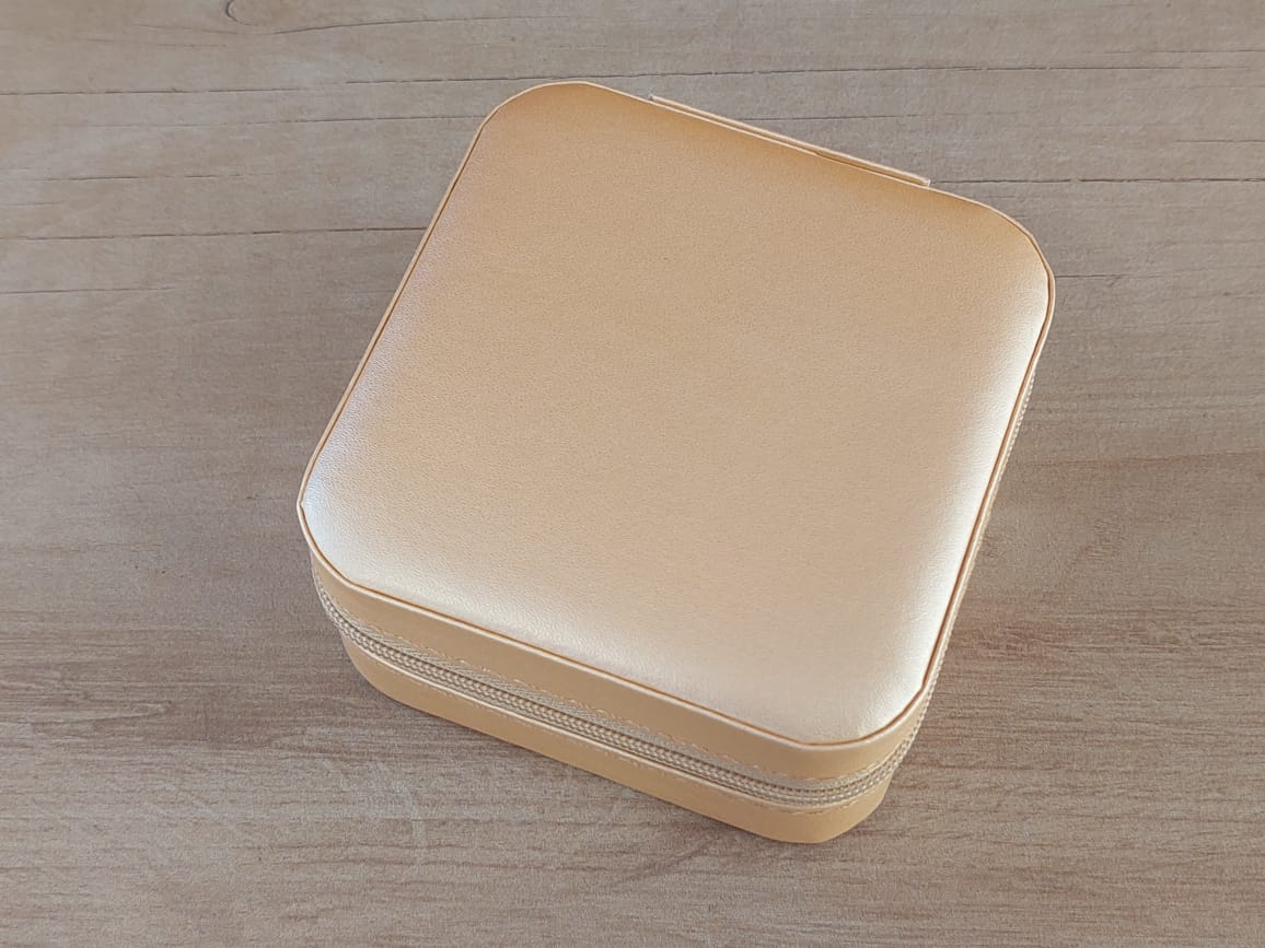 ESTUCHE ALHAJERO DE CUERINA CON CIERRE COLOR DORADO. MEDIDAS 9.5 X 9.5 CM - Imagen 2