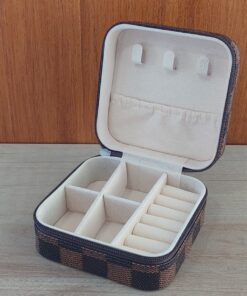 ESTUCHE ALHAJERO DE CUERINA CON CIERRE. MEDIDAS 9.5 X 9.5 CM