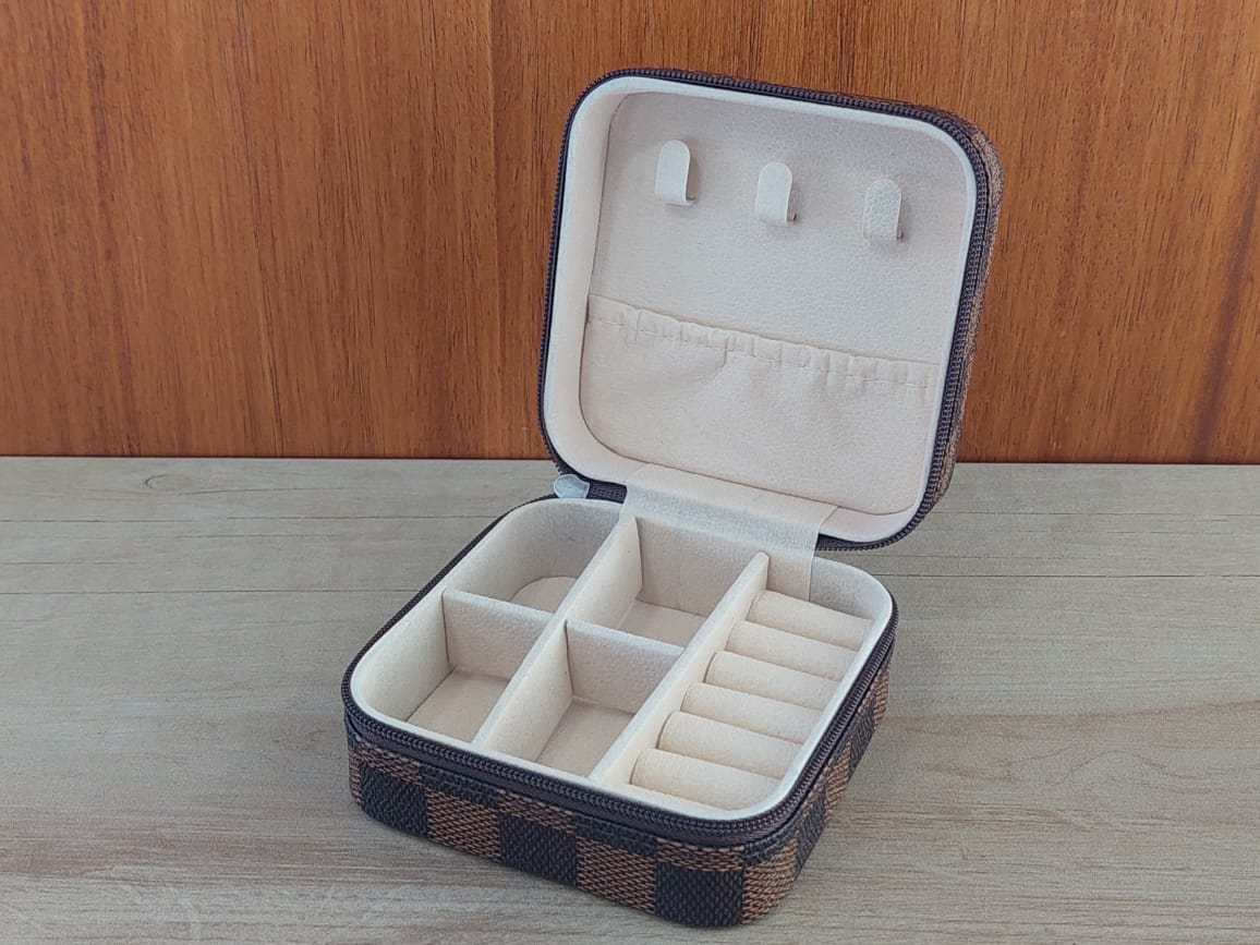 ESTUCHE ALHAJERO DE CUERINA CON CIERRE. MEDIDAS 9.5 X 9.5 CM
