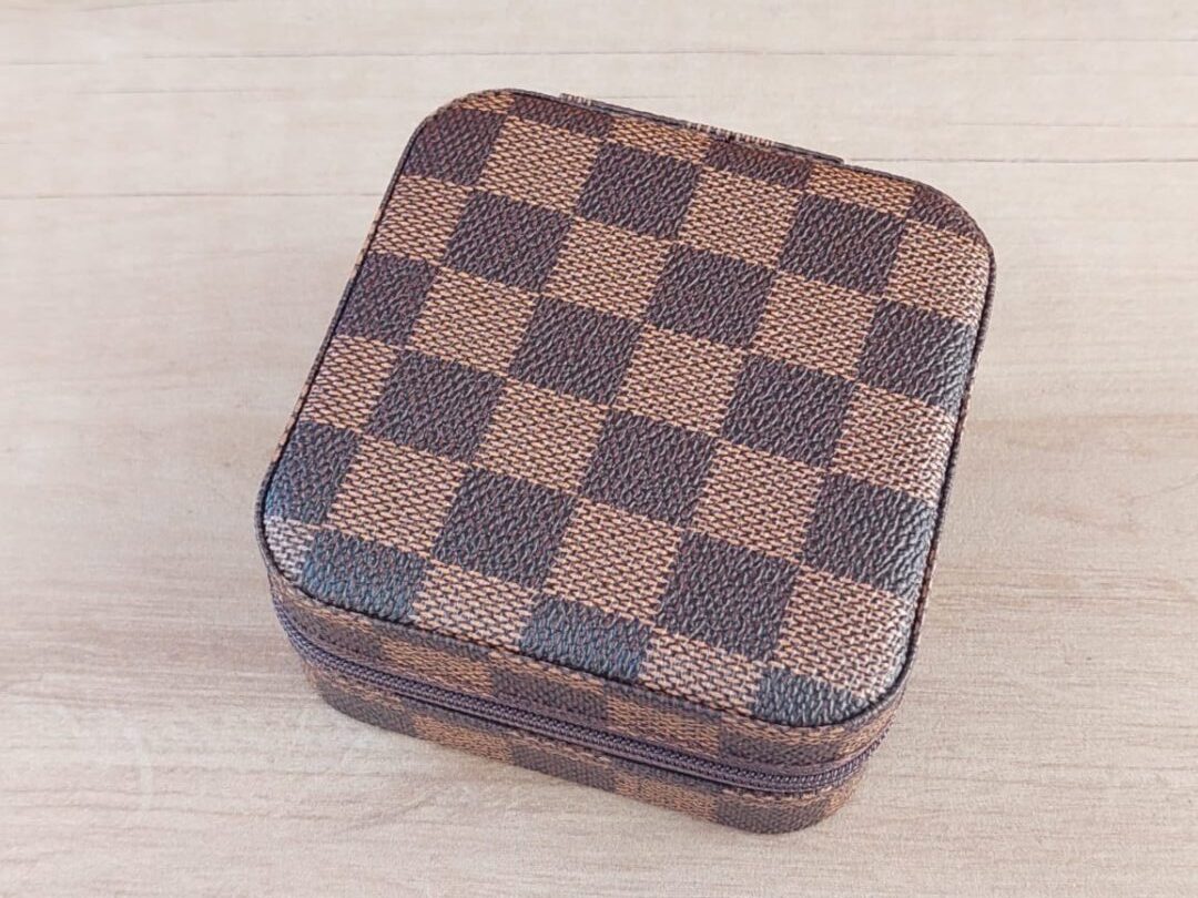 ESTUCHE ALHAJERO DE CUERINA CON CIERRE. MEDIDAS 9.5 X 9.5 CM - Imagen 2