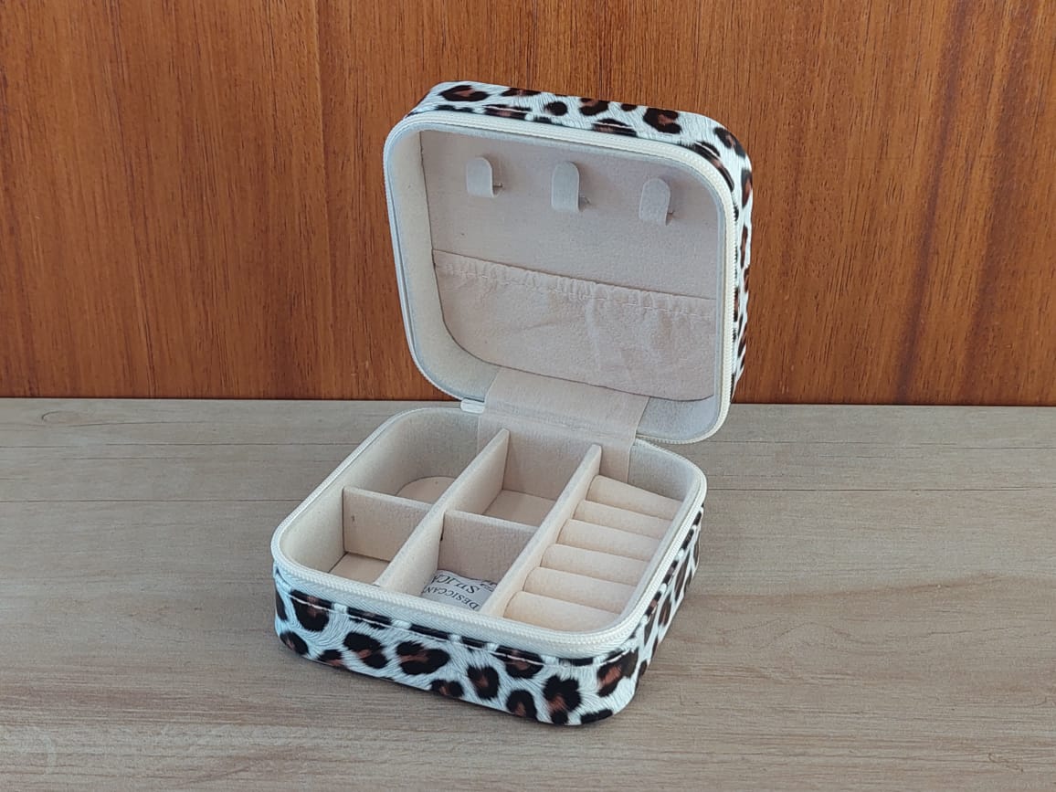 ESTUCHE ALHAJERO DE CUERINA CON CIERRE ANIMAL PRINT. MEDIDAS 9.5 X 9.5 CM