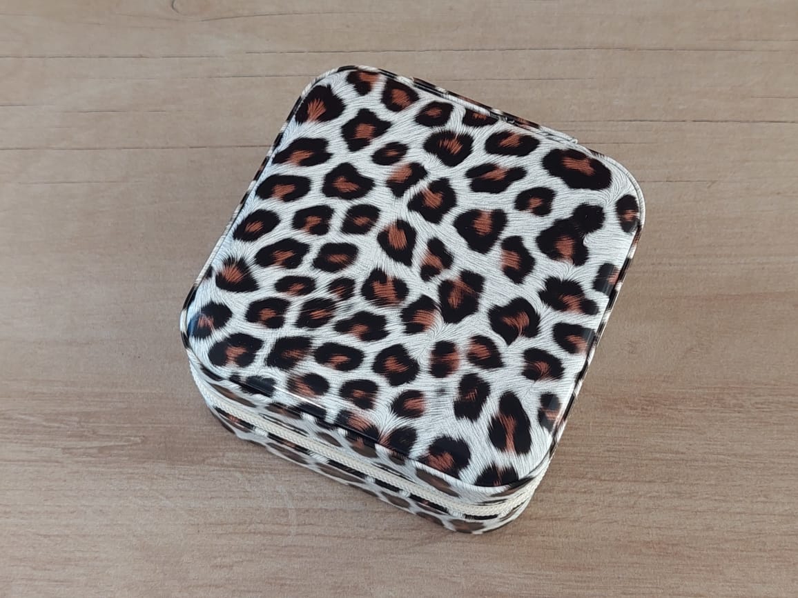 ESTUCHE ALHAJERO DE CUERINA CON CIERRE ANIMAL PRINT. MEDIDAS 9.5 X 9.5 CM - Imagen 2