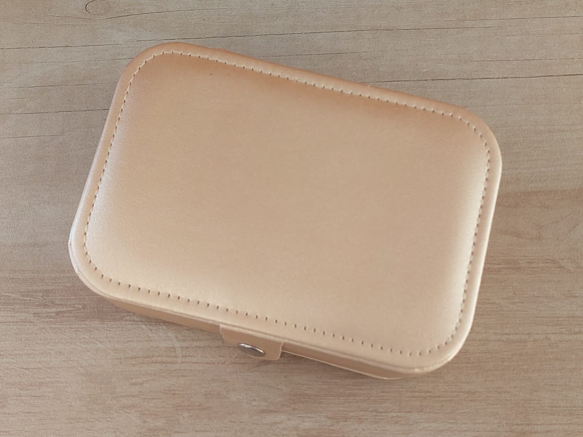ESTUCHE ALHAJERO RECTANGULAR DE CUERINA CON CIERRE COLOR DORADO. MEDIDAS 16 X 11 CM - Imagen 4