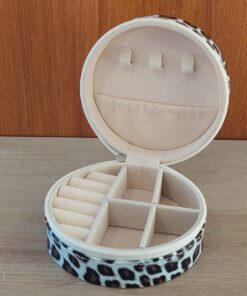 ESTUCHE ALHAJERO REDONDO DE CUERINA ANIMAL PRINT CON CIERRE. MEDIDAS 10,5 CM