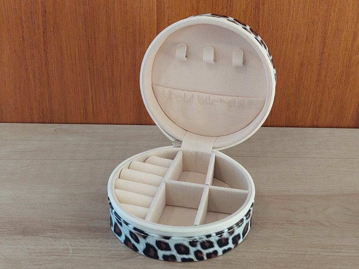 ESTUCHE ALHAJERO REDONDO DE CUERINA ANIMAL PRINT CON CIERRE. MEDIDAS 10,5 CM