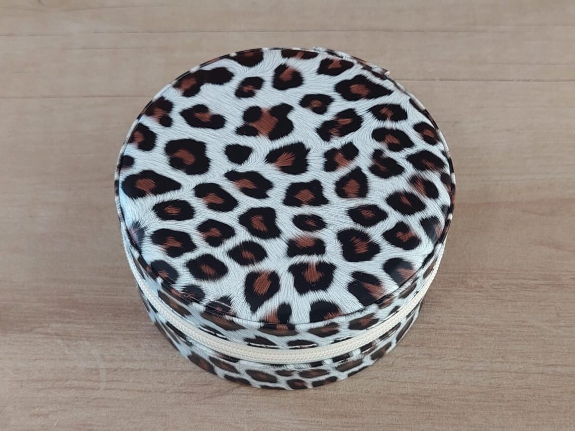 ESTUCHE ALHAJERO REDONDO DE CUERINA ANIMAL PRINT CON CIERRE. MEDIDAS 10,5 CM - Imagen 2