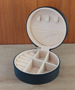 ESTUCHE ALHAJERO REDONDO DE CUERINA CON CIERRE. MEDIDAS 10,5 CM