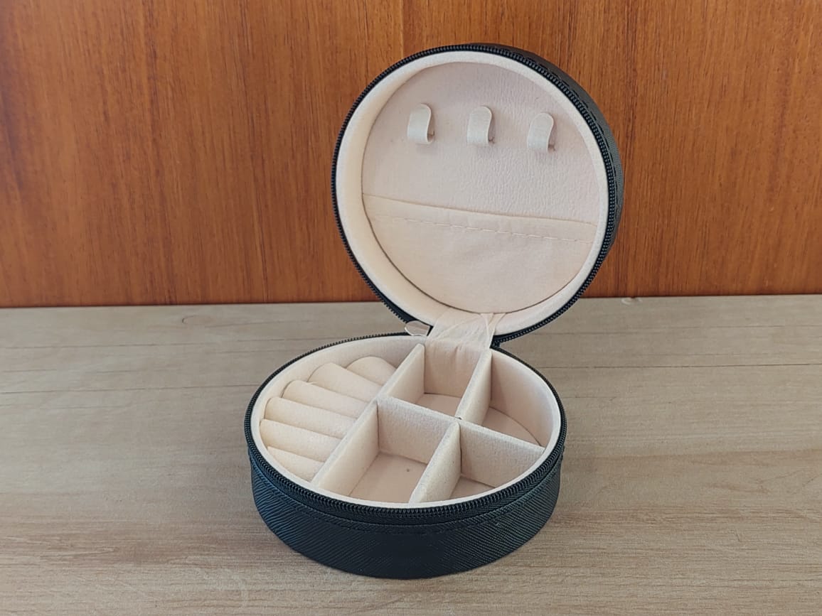 ESTUCHE ALHAJERO REDONDO DE CUERINA CON CIERRE. MEDIDAS 10,5 CM