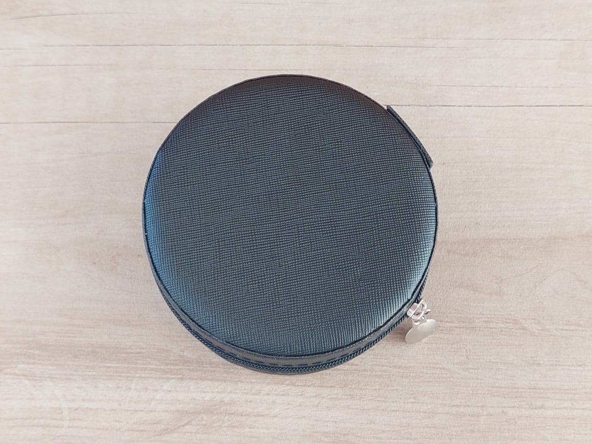 ESTUCHE ALHAJERO REDONDO DE CUERINA CON CIERRE. MEDIDAS 10,5 CM - Imagen 2
