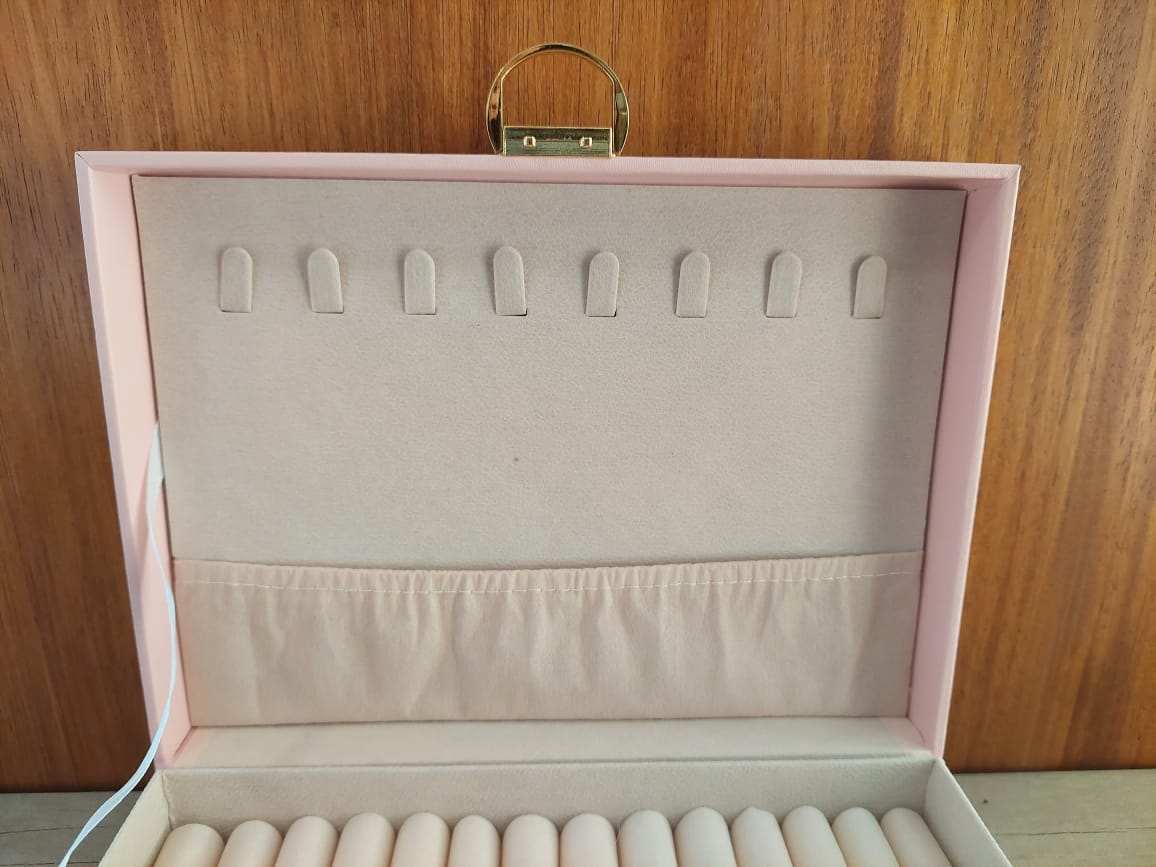ESTUCHE ALHAJERO RECTANGULAR DE CUERINA CON TRABA Y LLAVE. MEDIDAS 23 X 17 CM - Imagen 4