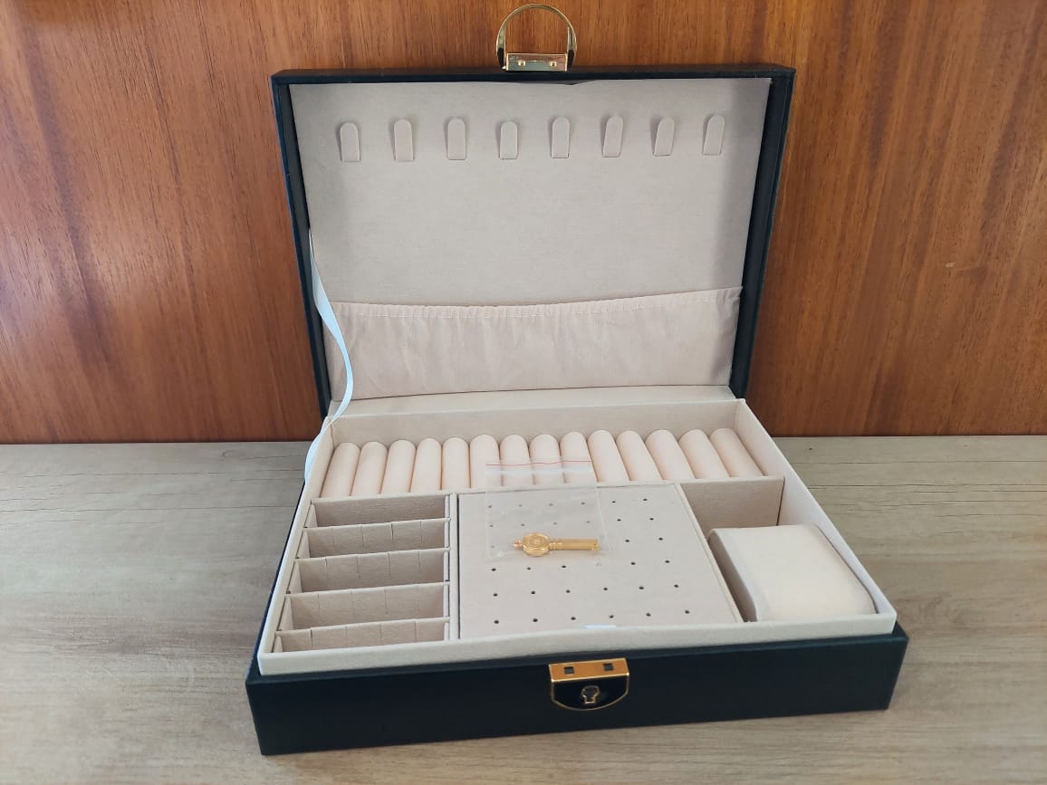 ESTUCHE ALHAJERO RECTANGULAR DE CUERINA CON TRABA Y LLAVE. MEDIDAS 23 X 17 CM