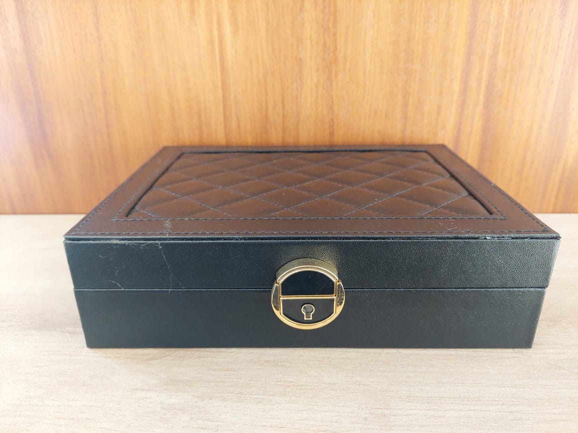 ESTUCHE ALHAJERO RECTANGULAR DE CUERINA CON TRABA Y LLAVE. MEDIDAS 23 X 17 CM - Imagen 2