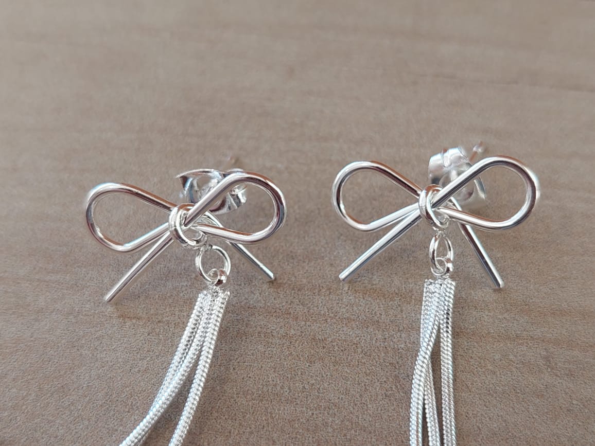 ARO DE ACERO BLANCO MOÑO CON CADENAS Y CUBIK COLGANTES. LARGO TOTAL 62 MM - Imagen 2