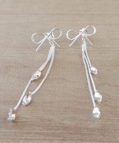 ARO DE ACERO BLANCO MOÑO CON CADENAS Y CUBIK COLGANTES. LARGO TOTAL 62 MM