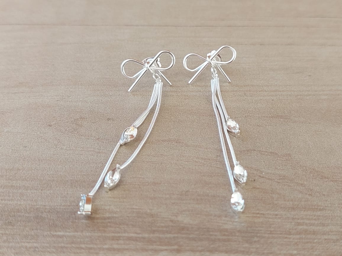ARO DE ACERO BLANCO MOÑO CON CADENAS Y CUBIK COLGANTES. LARGO TOTAL 62 MM