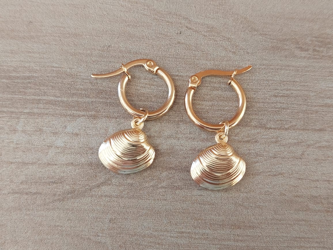ARO DE ACERO DORADO ARGOLLA 15 MM CON DIJE OSTRA