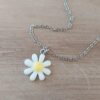 COLGANTE CADENA DE ACERO ESPEJITO CON DIJE MARGARITA ACRÍLICO BLANCO TAMAÑO 18 MM. LARGO 45 CM