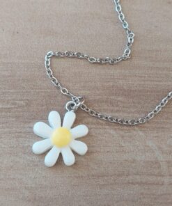 COLGANTE CADENA DE ACERO ESPEJITO CON DIJE MARGARITA ACRÍLICO BLANCO TAMAÑO 18 MM. LARGO 45 CM