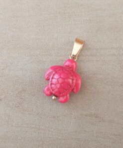 DIJE DE ACERO DORADO TORTUGA MAR PIEDRA RECONSTITUIDA COLOR CORAL. MEDIDAS 15 X 18 MM