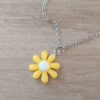 COLGANTE CADENA DE ACERO ESPEJITO CON DIJE MARGARITA ACRÍLICO AMARILLO TAMAÑO 18 MM. LARGO 45 CM