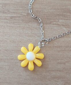 COLGANTE CADENA DE ACERO ESPEJITO CON DIJE MARGARITA ACRÍLICO AMARILLO TAMAÑO 18 MM. LARGO 45 CM