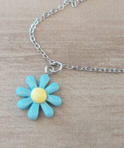 COLGANTE CADENA DE ACERO ESPEJITO CON DIJE MARGARITA ACRÍLICO CELESTE TAMAÑO 18 MM. LARGO 45 CM