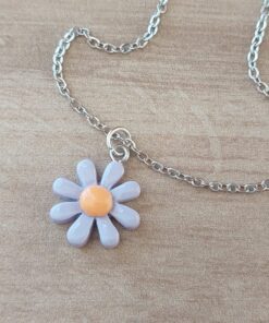 COLGANTE CADENA DE ACERO ESPEJITO CON DIJE MARGARITA ACRÍLICO LILA TAMAÑO 18 MM. LARGO 45 CM