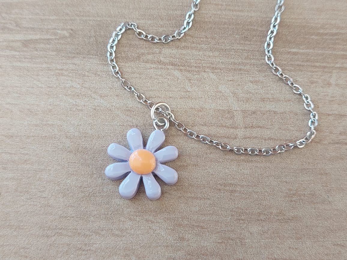 COLGANTE CADENA DE ACERO ESPEJITO CON DIJE MARGARITA ACRÍLICO LILA TAMAÑO 18 MM. LARGO 45 CM