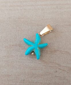 DIJE DE ACERO DORADO ESTRELLA MAR PIEDRA RECONSTITUIDA TURQUESA. MEDIDAS 15 MM
