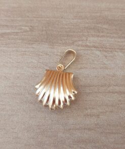 DIJE DE ACERO DORADO OSTRA. 16 X 19 MM