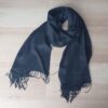 PASHMINA LISA NEGRA TRAMA FLORES CON FLECOS 70 X 180 CM.