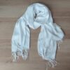 PASHMINA LISA BLANCA TRAMA FLORES CON FLECOS 70 X 180 CM.