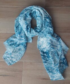 PASHMINA ESTAMPADA CON DETALLES PLATEADOS. 80 X 180 CM.