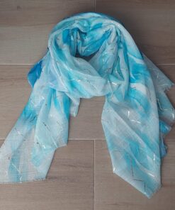 PASHMINA ESTAMPADA CON DETALLES DORADOS. 80 X 180 CM.