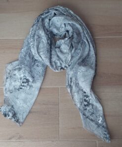 PASHMINA ESTAMPADA CON DETALLES PLATEADOS. 80 X 180 CM.