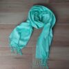 PASHMINA LISA VERDE AGUA TRAMA FLORES CON FLECOS 70 X 180 CM.