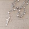 ROSARIO BOLITA 6 MM Y CENTRO MEDALLA VIRGEN MARÍA. LARGO 63 CM. PARTE COLGANTE 12.5 CM