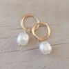 ARO DE ACERO DORADO ARGOLLA 2 MM CON BISAGRA Y PERLA COLGANTE. DIÁMETRO 15 MM