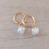 ARO DE ACERO DORADO ARGOLLA 2 MM CON BISAGRA Y PERLA COLGANTE. DIÁMETRO 15 MM