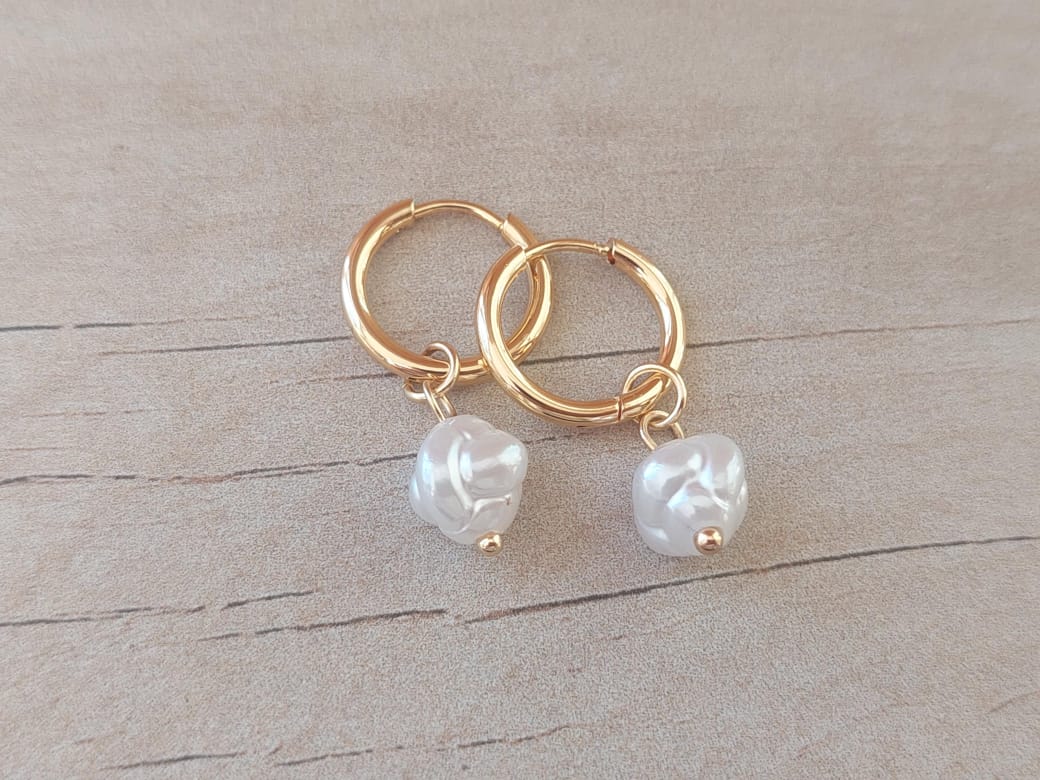 ARO DE ACERO DORADO ARGOLLA 2 MM CON BISAGRA Y PERLA COLGANTE. DIÁMETRO 15 MM