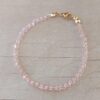 PULSERA DE TANZA CON MOSTACILLAS ROSA Y TERMINAL DE ACERO DORADO. LARGO 18 CM.