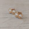 ARO DE ACERO DORADO MOÑO CON STRASS. MEDIDAS 11 X 8 MM