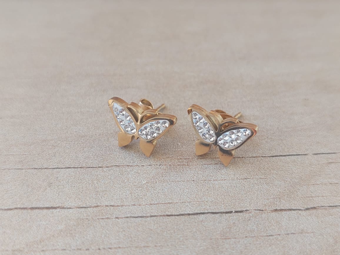 ARO DE ACERO DORADO MARIPOSA CON STRASS. MEDIDAS 12 X 8 MM