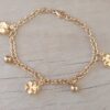 PULSERA DE ACERO DORADO ESLABÓN TIFFANY CON TREBOL Y BOLITAS COLGANTES. LARGO 19 CM