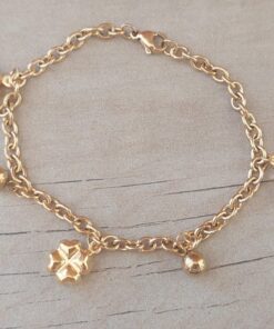 PULSERA DE ACERO DORADO ESLABÓN TIFFANY CON TREBOL Y BOLITAS COLGANTES. LARGO 19 CM