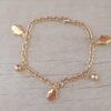 PULSERA DE ACERO DORADO ESLABÓN TIFFANY CON MANO DE FATIMA Y BOLITAS COLGANTES. LARGO 19 CM
