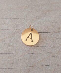 DIJE DE ACERO DORADO MEDALLA 12 MM CON INICIAL CALADA.
