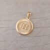 DIJE DE ACERO DORADO MEDALLA 20 MM CON SIGNOS DEL ZODIACO.