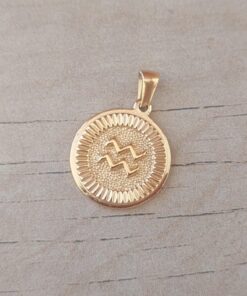DIJE DE ACERO DORADO MEDALLA 20 MM CON SIGNOS DEL ZODIACO.